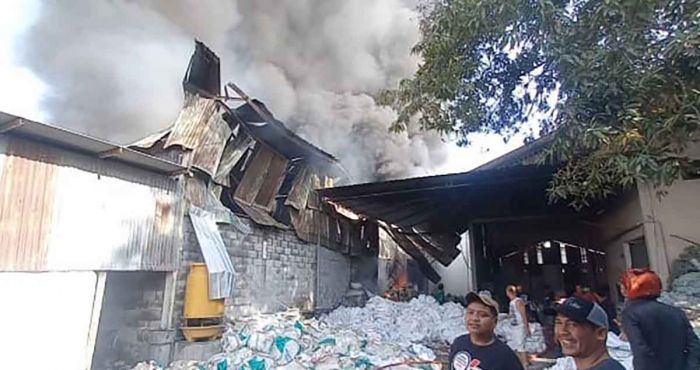 Pabrik Plastik di Jombang Terbakar, Pemilik dan Karyawan Panik