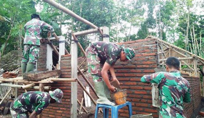 Usai Rehab Rumah Mbah Hamijah, Satgas TMMD Kodim Jember Sasar Rumah Bu Asari