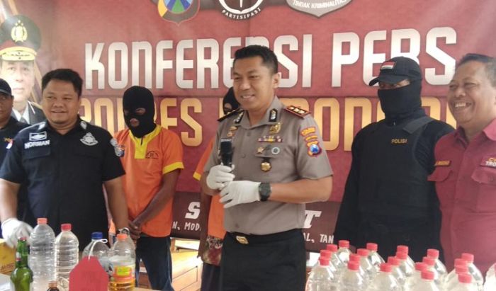 Polres Lamongan Bekuk Dua Pengedar Miras Oplosan: 1 Meninggal, 2 Orang Dirawat di RS Polres Lamongan Bekuk Dua Pengedar Miras Oplosan: 1 Meninggal, 2 Orang Dirawat di RS