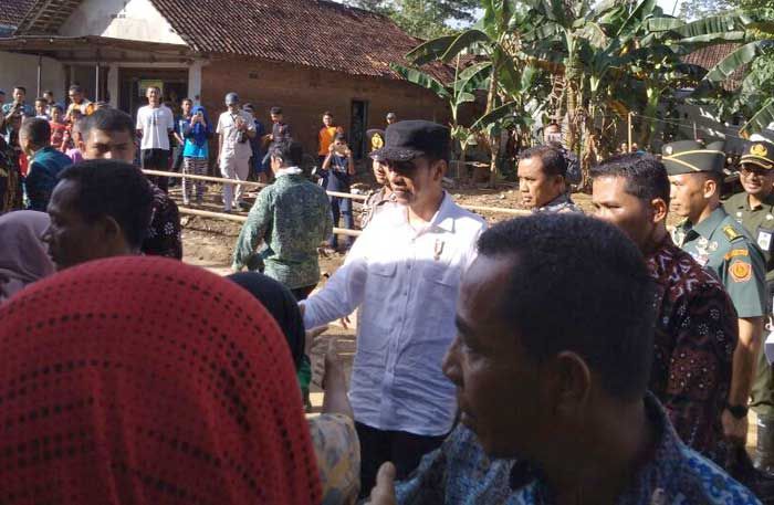 Kunjungi Pacitan, Presiden Jokowi Blusukan Tinjau Tanggul Jebol di Kelurahan Ploso