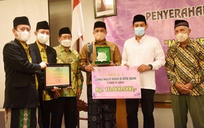 Serahkan Hadiah Lomba Masjid Bersih 2021, Wali Kota Kediri Ajak Takmir Makmurkan Masjid