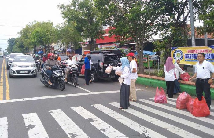 Manfaatkan Momen Bulan Ramadhan, Kauje Korda Ngawi Berbagi Takjil