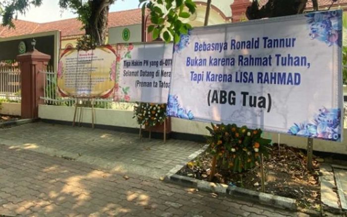 Usai Ditangkapnya 3 Hakim yang Bebaskan Ronald Tannur, PN Surabaya Dipenuhi Karangan Bunga