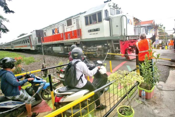 Usai Ditutup Akibat Motor Tertabrak Kereta Api, Kini Jalan Tembusan Gubeng Jaya Kembali Dibuka