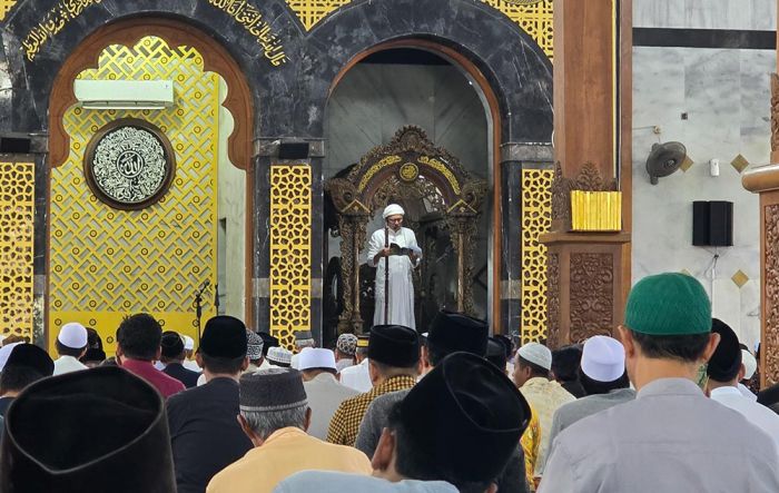 Jadi Khatib di Masjid Agung Bangkalan, KH. Makki Nasir Ingatkan Pentingnya Muhasabah Selama Ramadhan