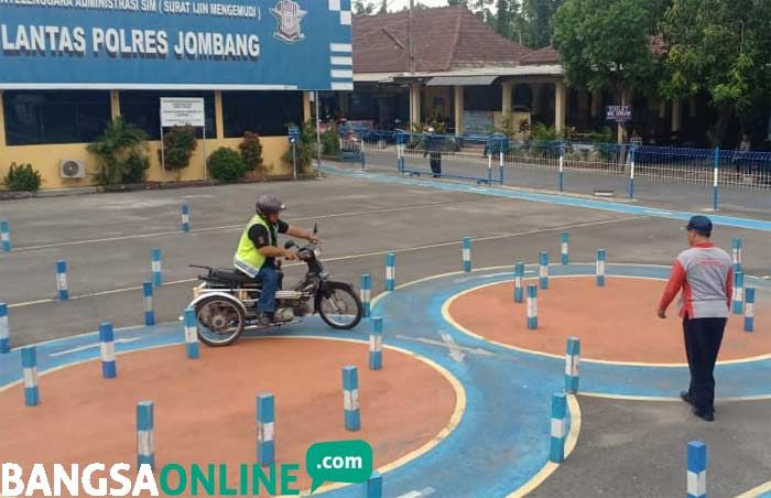 Satlantas Polres Jombang Terapkan Pelayanan Ramah Bagi Disabilitas Pengurus SIM