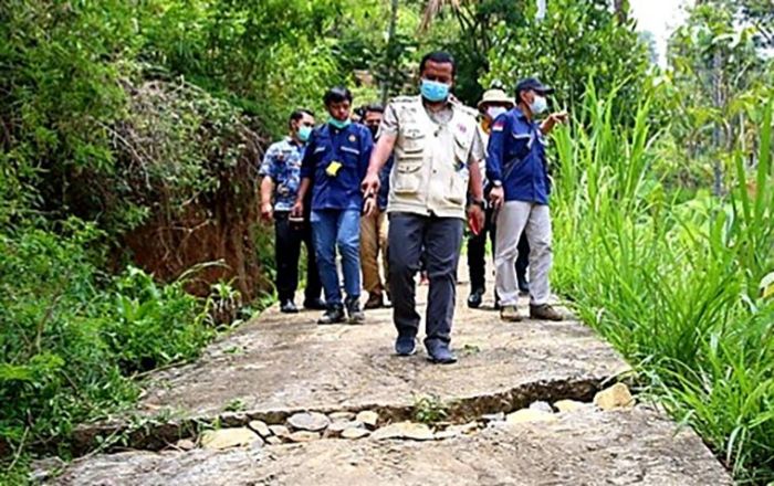Tim PVMBG Bandung Tinjau Lokasi Tanah Retak di Dukuh Badut