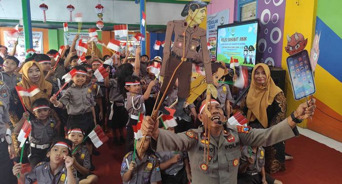 Polsek Kediri Kota Edukasi Anak Bahaya Gadget di Peringatan Harkitnas