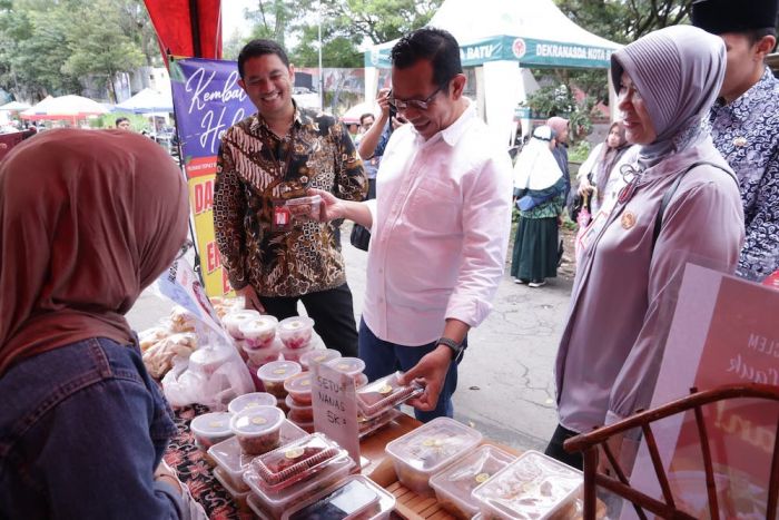 Wali Kota Nurochman Kunjungi Stan UMKM di Bazar Ramadan Bank Jatim Cabang Batu