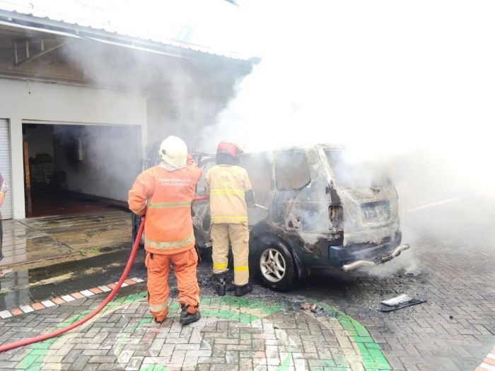 Mobil Kijang Tua Terbakar di Sukolilo Surabaya, Api Sempat Merambat ke Rumah