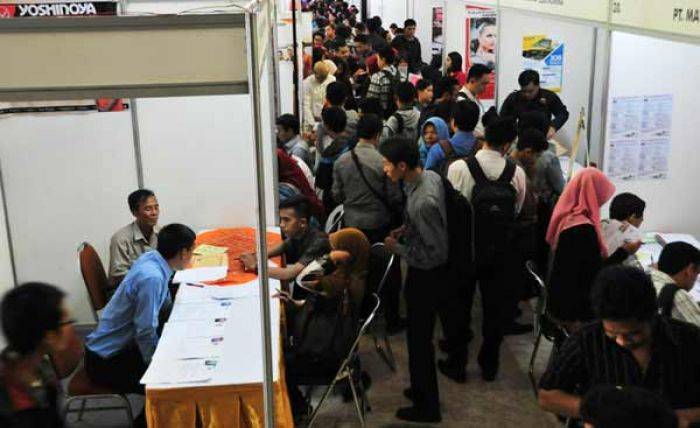 Bursa Kerja Disnaker Surabaya Dipadati Ribuan Jobseeker