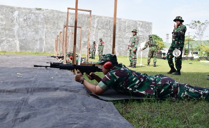 Tingkatkan Kemampuan Prajurit, Korem 084/BJ Gelar Latihan Menembak Senjata Ringan