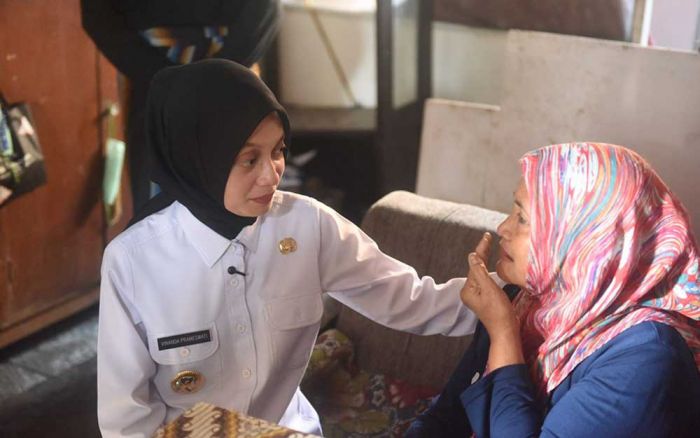 Kunjungi Rumah Korban Musibah Kebakaran di Kelurahan Jamsaren, Wali Kota Kediri Beri Bantuan Kunjungi Rumah Korban Musibah Kebakaran di Kelurahan Jamsaren, Wali Kota Kediri Beri Bantuan