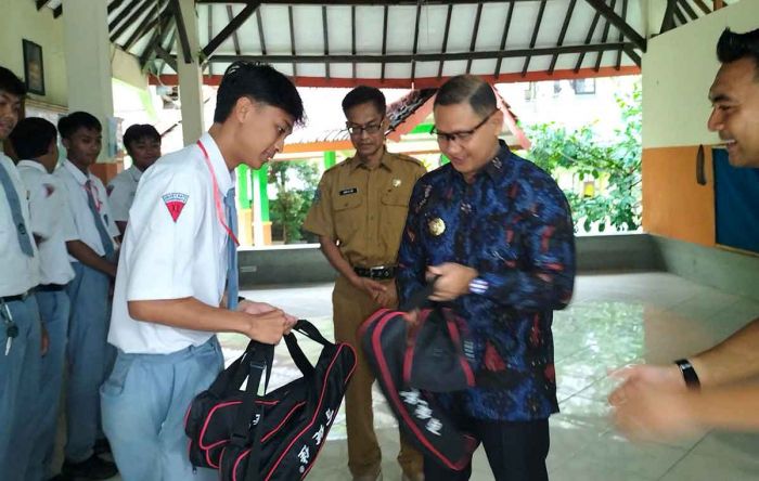 Juarai Turnamen Gateball, Pj Wali Kota Batu Serahkan Bantuan Peralatan ke Tim SMAN 2