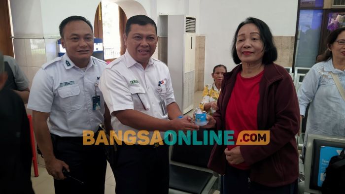 Hari Ozon Sedunia, KAI Daop 7 Bagikan Bibit Pohon kepada Pelanggan di Stasiun Madiun Hari Ozon Sedunia, KAI Daop 7 Bagikan Bibit Pohon kepada Pelanggan di Stasiun Madiun