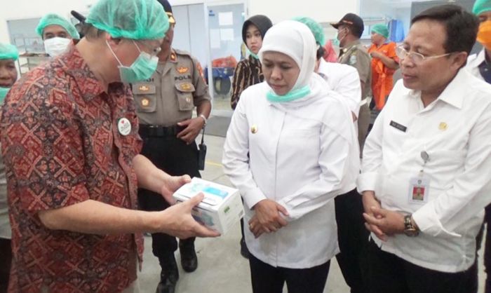 Pastikan Stok Mencukupi, Gubernur Jatim Khofifah Kunjungi Pabrik Masker di Jombang