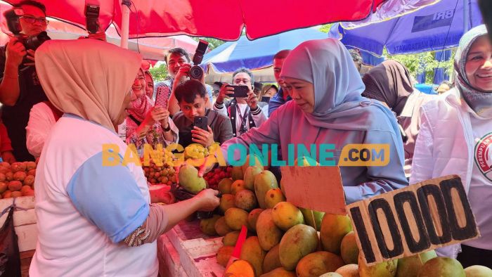 Sapa Pedagang di Pasar Besar Malang, Khofifah Panen Doa untuk Menang di Pilgub Jatim 2024