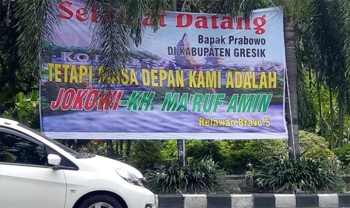 Spanduk Pendukung Jokowi Sambut Kedatangan Prabowo ke Gresik