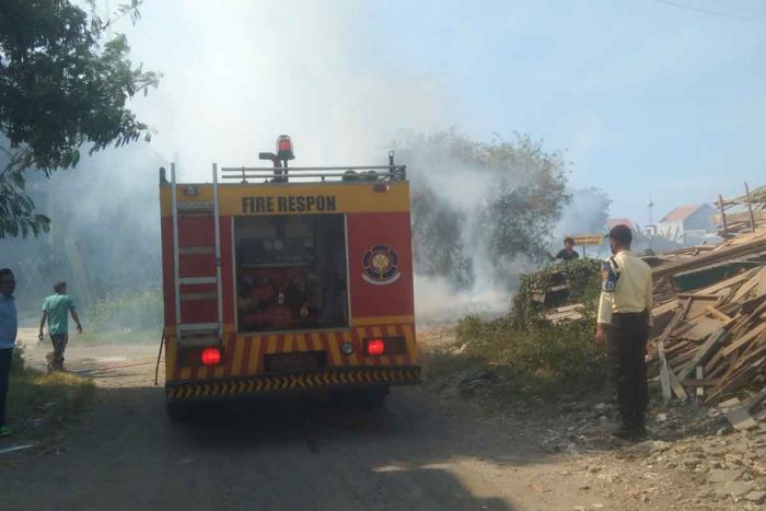 Dalam Sehari, 7 Unit Mobil Damkar BPBD Sidoarjo Padamkan 3 Lokasi Kebakaran Sekaligus