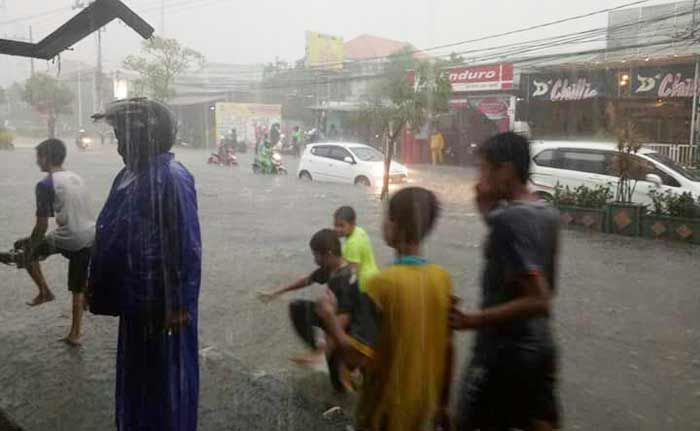 Kota Gresik Dikepung Banjir, Diduga Mampetnya Saluran Air Jadi Penyebabnya