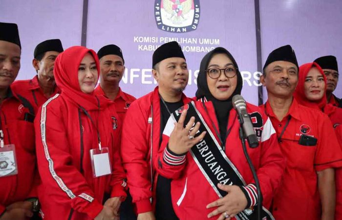 Daftar ke KPU, Bacaleg PDIP Jombang Dikawal Gatotkaca