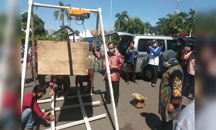 Risma Terima 3 Alat Canggih Bantuan IT Telkom Surabaya, Ada Crane untuk Makamkan Jenazah Covid-19
