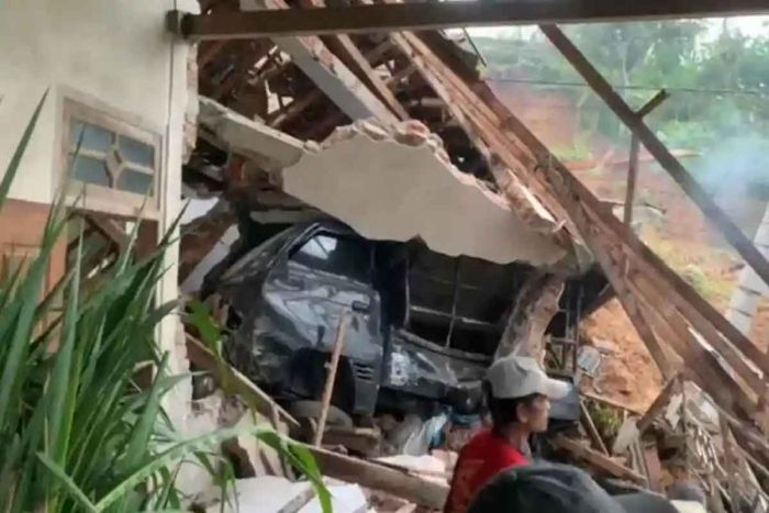 Tanah Longsor di Ponorogo, 1 Rumah dan 7 Kendaraan Tertimbun Rusak Berat