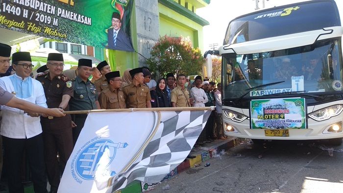 Bupati Baddrut Berangkatkan CJH Kloter 10 dan 11