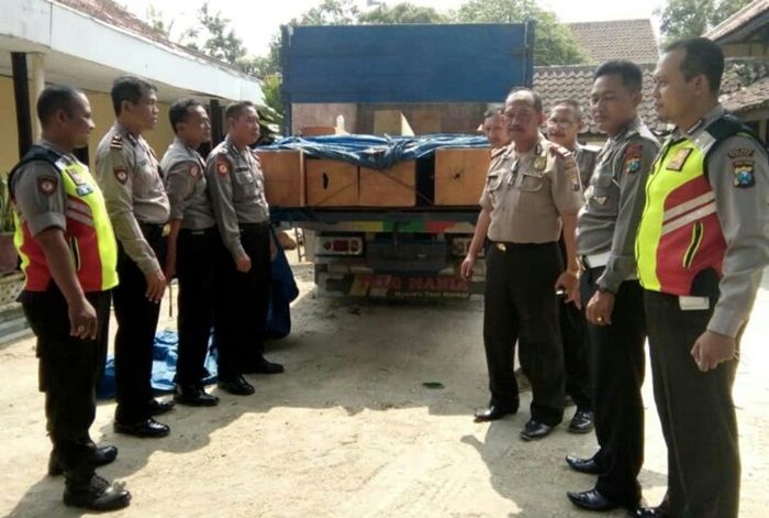 Polsek Jatirogo Tuban Amankan Truk Pengangkut Belasan Jati Bodong