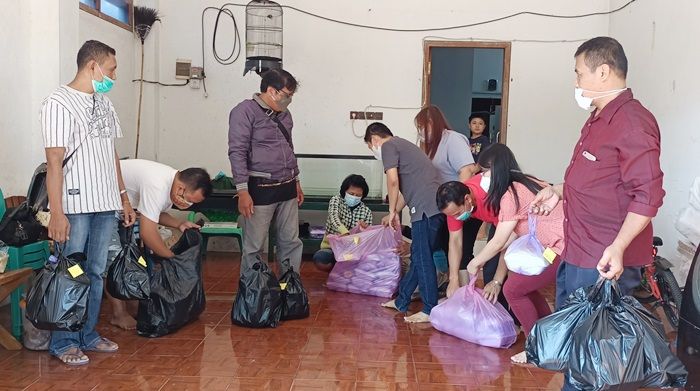 Peduli Warga Isoman, Relawan Penyintas Covid-19 Kediri Bagikan Ratusan Nasi Kotak