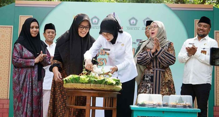 Wali Kota Kediri Serahkan Izin Operasional dan Beasiswa di Harlah LP Aswaja ke-7 Wali Kota Kediri Serahkan Izin Operasional dan Beasiswa di Harlah LP Aswaja ke-7