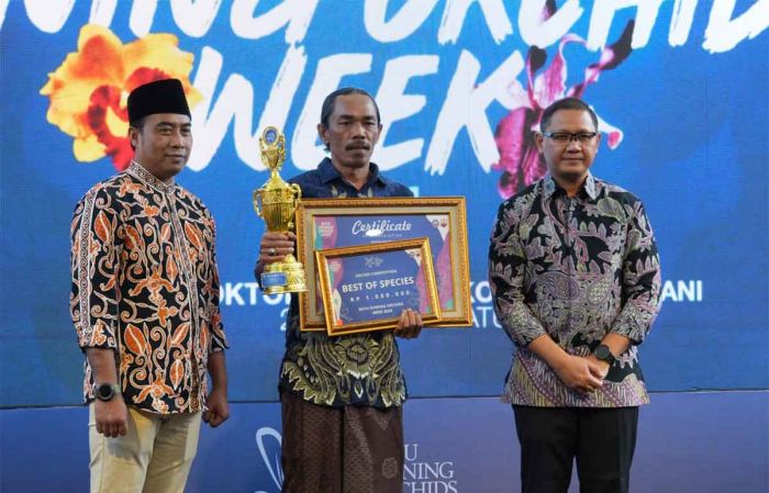 Pj Wali Kota Batu Beri Penghargaan untuk Pecinta Anggrek di Batu Shining Orchid Week 2024