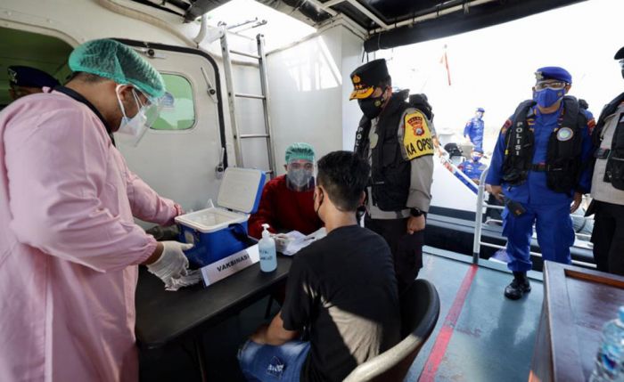 Kapolda Jatim Cek Vaksinasi Merdeka Untuk Nelayan dan Warga Pesisir di Atas Kapal: Silakan Daftar