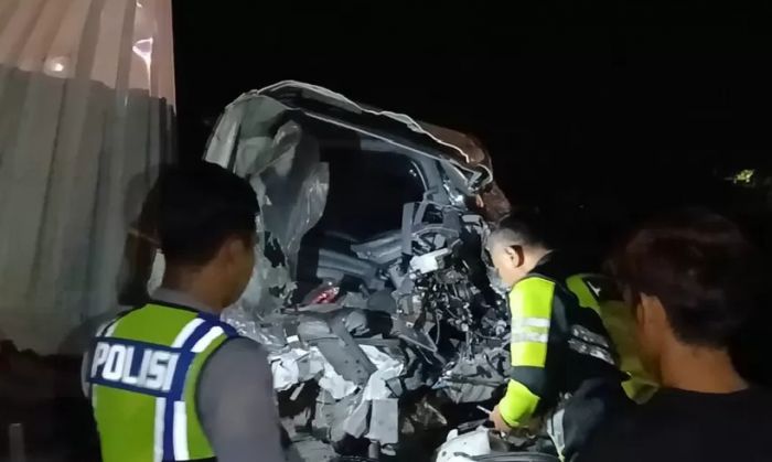 Diduga Sopir Kurang Konsentrasi, Truk Boks Tabrak Tronton yang Sedang Berhenti Darurat di Lamongan