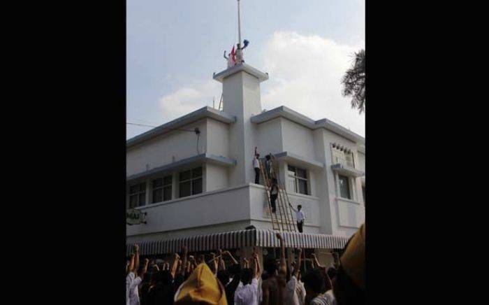 Pemkot Surabaya Gelar Rekonstruksi Perobekan Bendera Belanda di Hotel Yamato