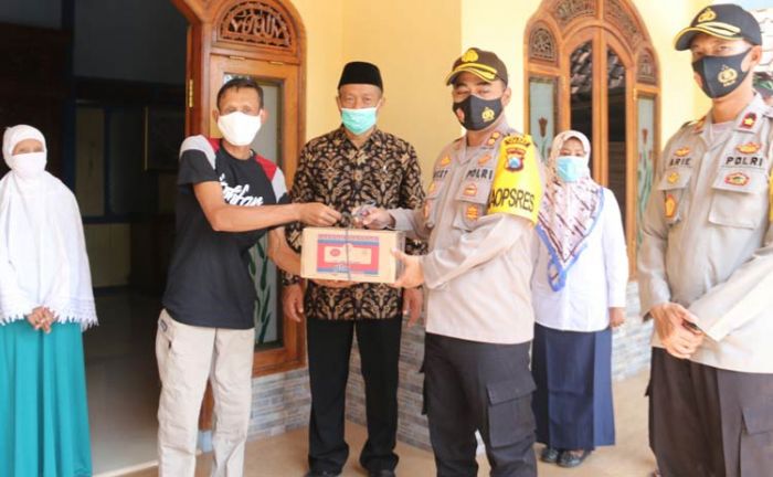 Kapolres Ngawi Berikan Bantuan Sembako kepada Keluarga Pasien Terpapar Covid-19