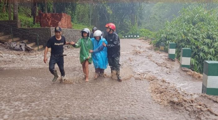 Hujan Deras, Dua Desa di Kota Batu Terendam Banjir Luapan
