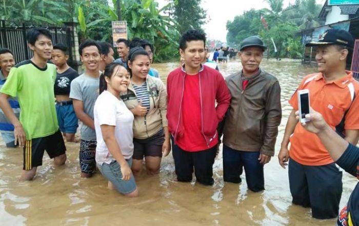 Pantau Banjir di Kecamatan Gandusari, Bupati Emil jadi Rebutan Warga untuk Selfie