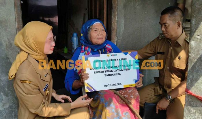 Tinjau Penerima Bansos Rehabilitasi RTLH, Wali Kota Kediri Ingin Kualitas Hidup Masyarakat Meningkat Tinjau Penerima Bansos Rehabilitasi RTLH, Wali Kota Kediri Ingin Kualitas Hidup Masyarakat Meningkat