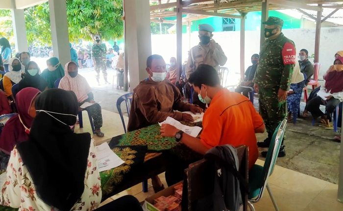 ​Anggota TNI dan Polri di Ngawi Terus Kawal Pencairan BST Seluruh Kecamatan