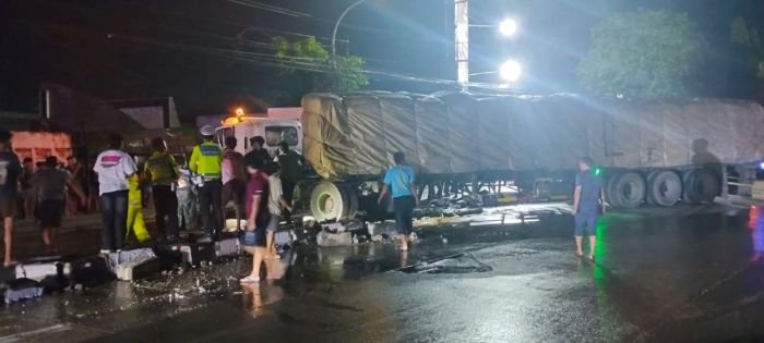 Sopir Tronton Hilang Kendali di Babat Lamongan, Tabrak Truk dan Bus di Jalur Nasional