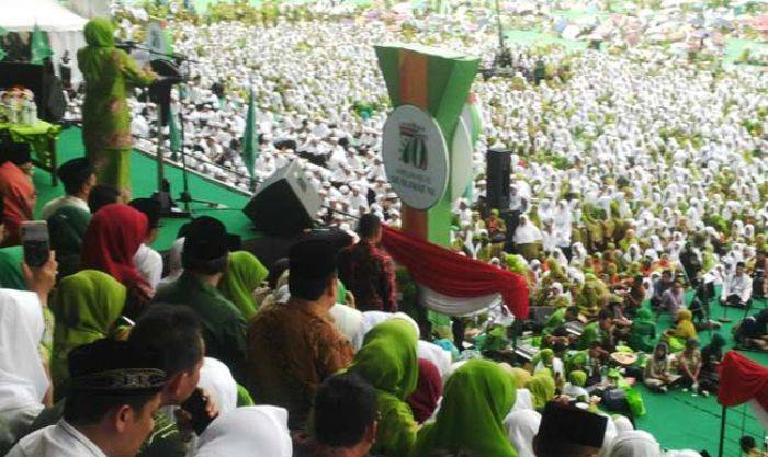 70 ribu Muslimat NU Serentak Ganti Jilbab Putih, Jokowi dan Pakde Karwo Tabuh Rebana