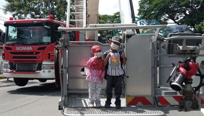 Servis Rutin Bronto Skylift Damkar Kota Madiun jadi Ajang Hiburan Tersendiri bagi Anak-Anak