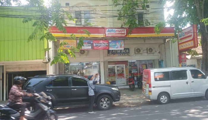 Minimarket di Tuban Dirampok, Pelaku Bersenjata Gasak Rp47 Juta Minimarket di Tuban Dirampok, Pelaku Bersenjata Gasak Rp47 Juta