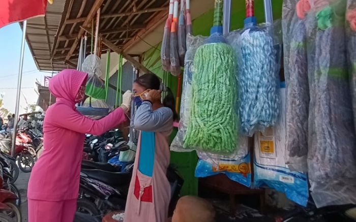 Bhayangkari dan Polwan Bangkalan Bagikan Masker di Lingkungan Pasar Klampis