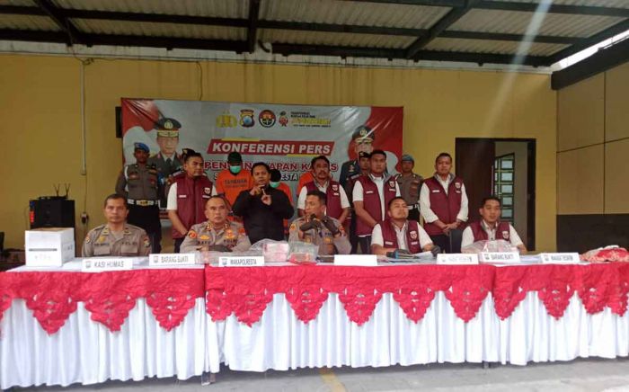 Skandal Seleksi Perangkat Desa Terbongkar, Polisi di Sidoarjo Tangkap 3 Kades dan Sita Rp1,1 Miliar Skandal Seleksi Perangkat Desa Terbongkar, Polisi di Sidoarjo Tangkap 3 Kades dan Sita Rp1,1 Miliar