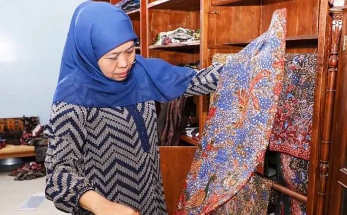 Hari Batik Nasional 2024: Khofifah Ajak Masyarakat Bangga Berbatik