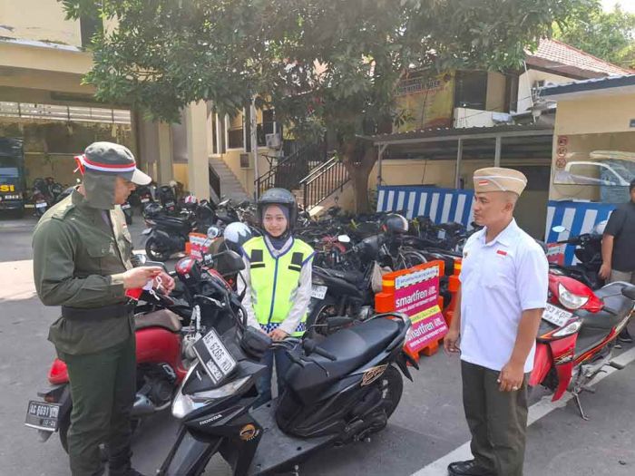 Sambut HUT RI ke-80, Petugas Pelayanan SIM di Polres Blitar Kota Kenakan Kostum Pejuang