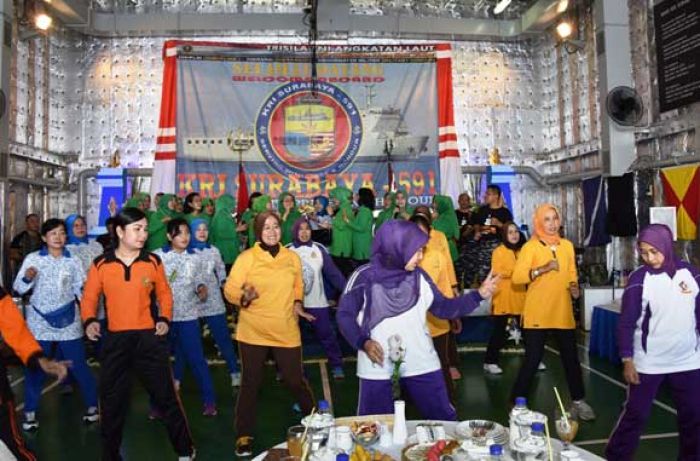 Ibu-Ibu Dharma Pertiwi Olahraga Bersama di atas Kapal Perang Ibu-Ibu Dharma Pertiwi Olahraga Bersama di atas Kapal Perang