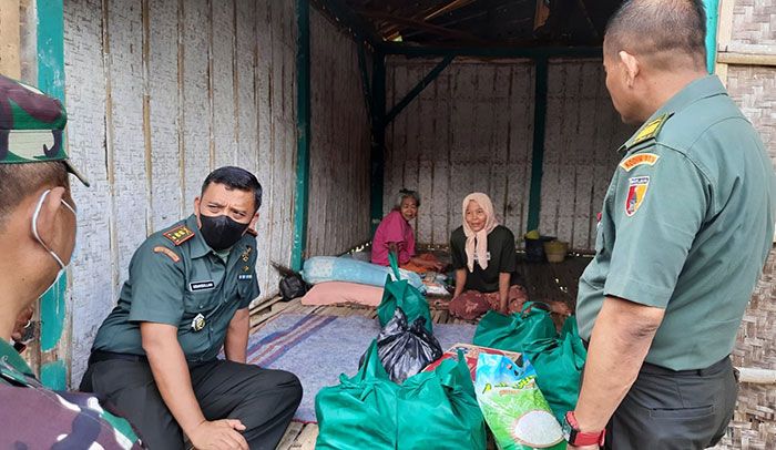 Dandim 0826/Pamekasan Beri Bantuan untuk Dua Nenek Lumpuh di Desa Kacok